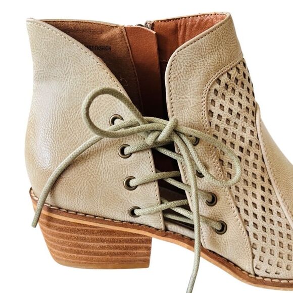 Beast Fashion Women's Beige/ light tan lace up Ankle Boots size 8. - Picture 2 of 7